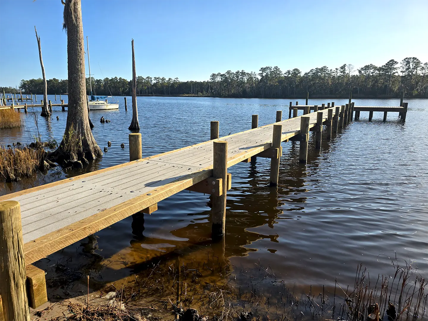 Fairfield Harbour Hog Slat Dock with T Platform for Sailboat