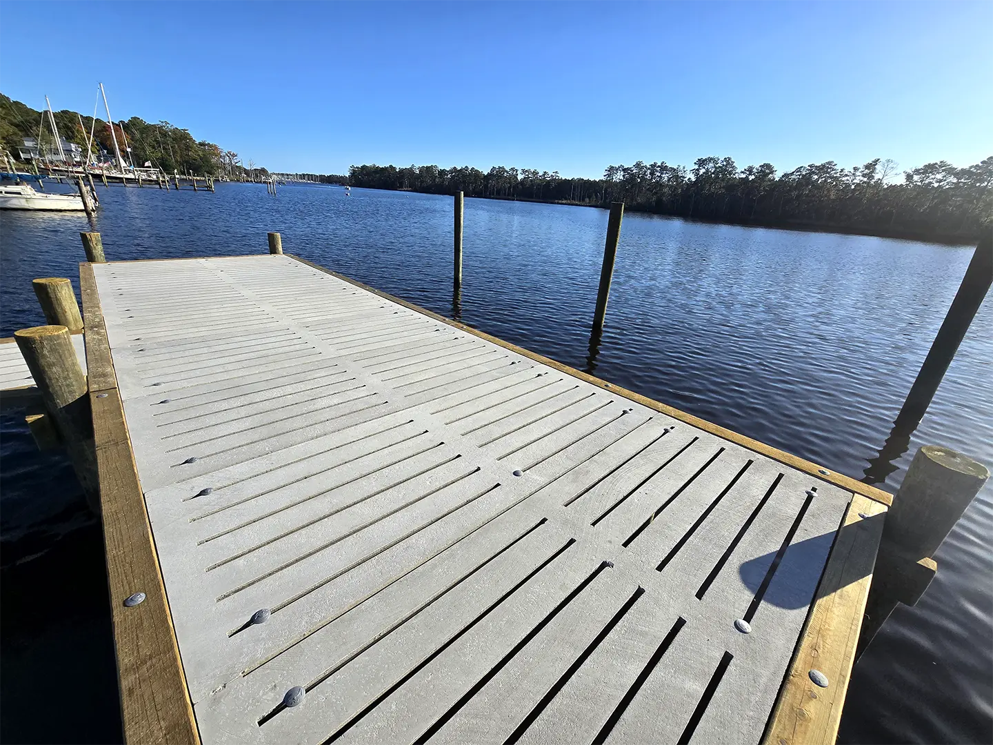 Fairfield Harbour Hog Slat Dock with T Platform for Sailboat
