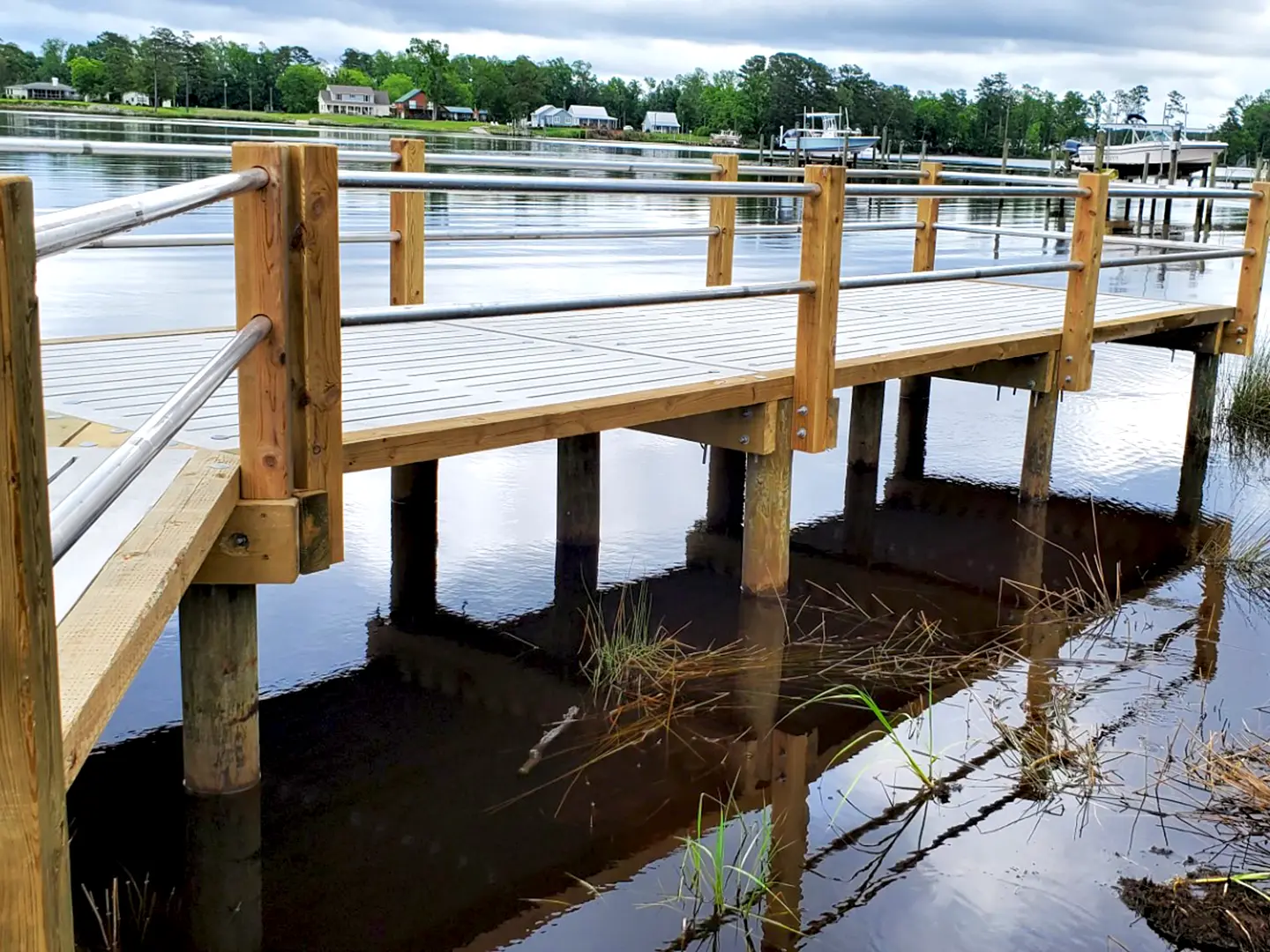Hog Slat with Aluminum Railing 14 Hog Slat Dock with Aluminum Railing on Neuse River